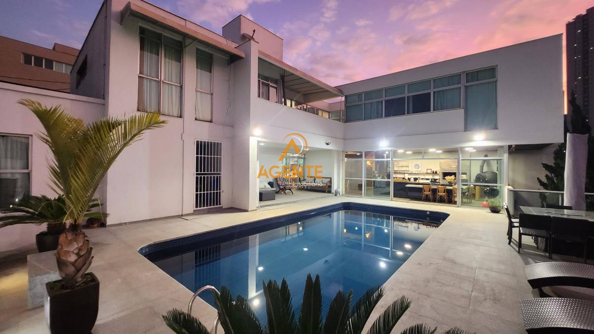 Localização privilegiada esta casa no condomínio fechado com 3 suítes, 460m², à venda